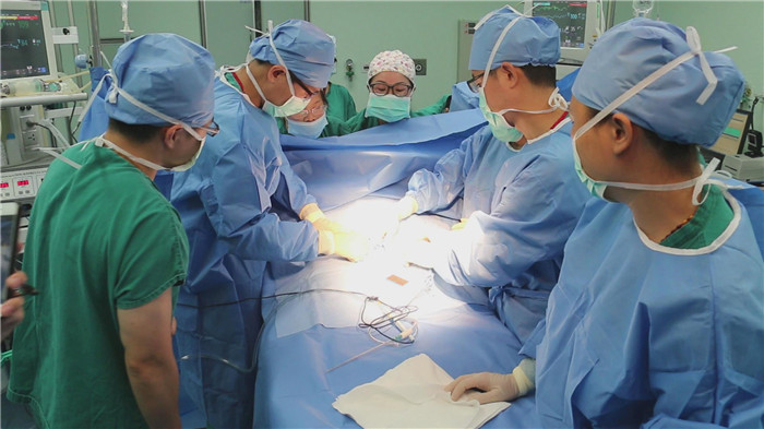 省妇幼为一联体女婴成功实施分离手术