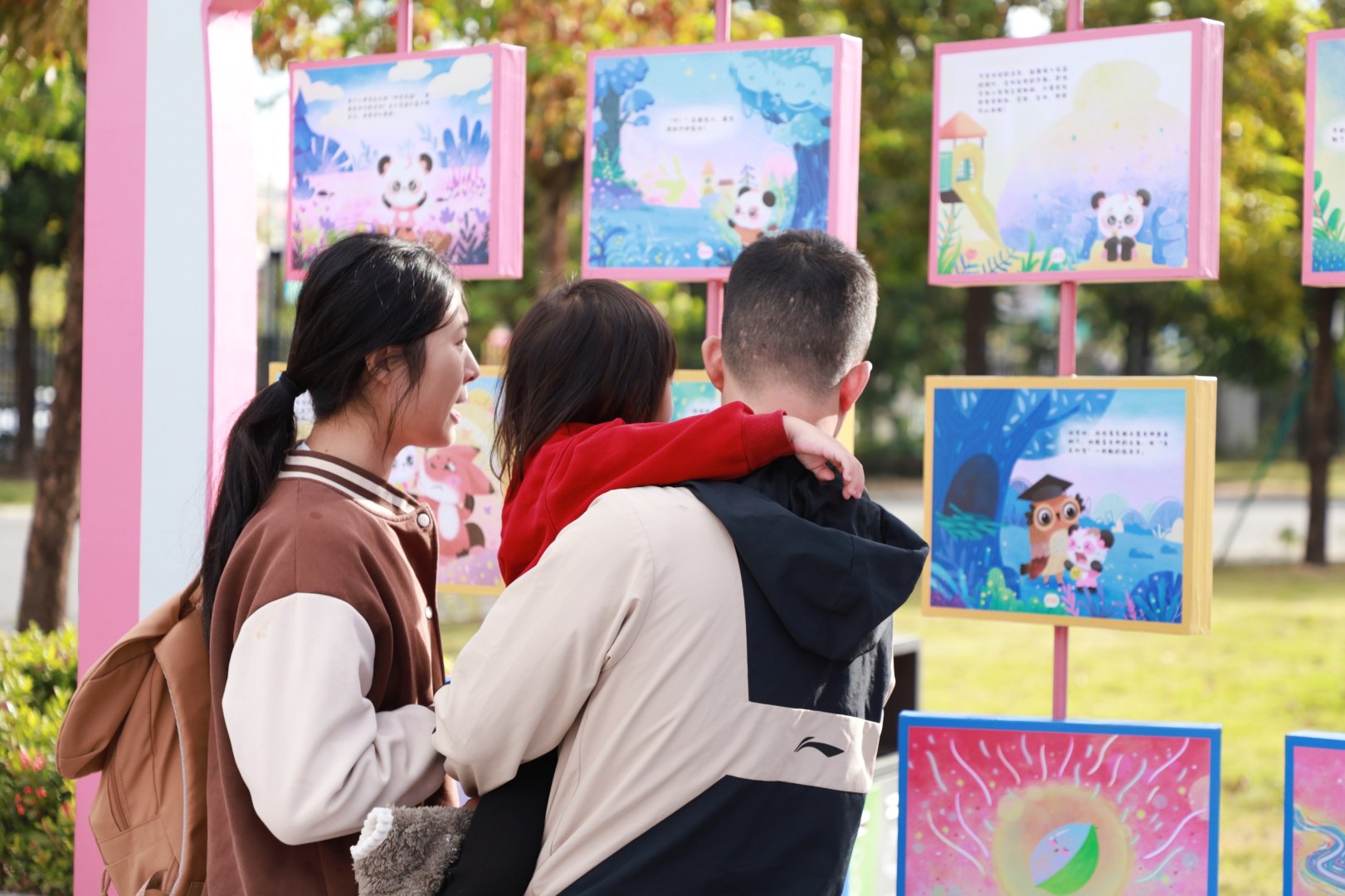 4 “育见南粤”生育力保护主题绘本体验装置吸引群众驻足.jpg