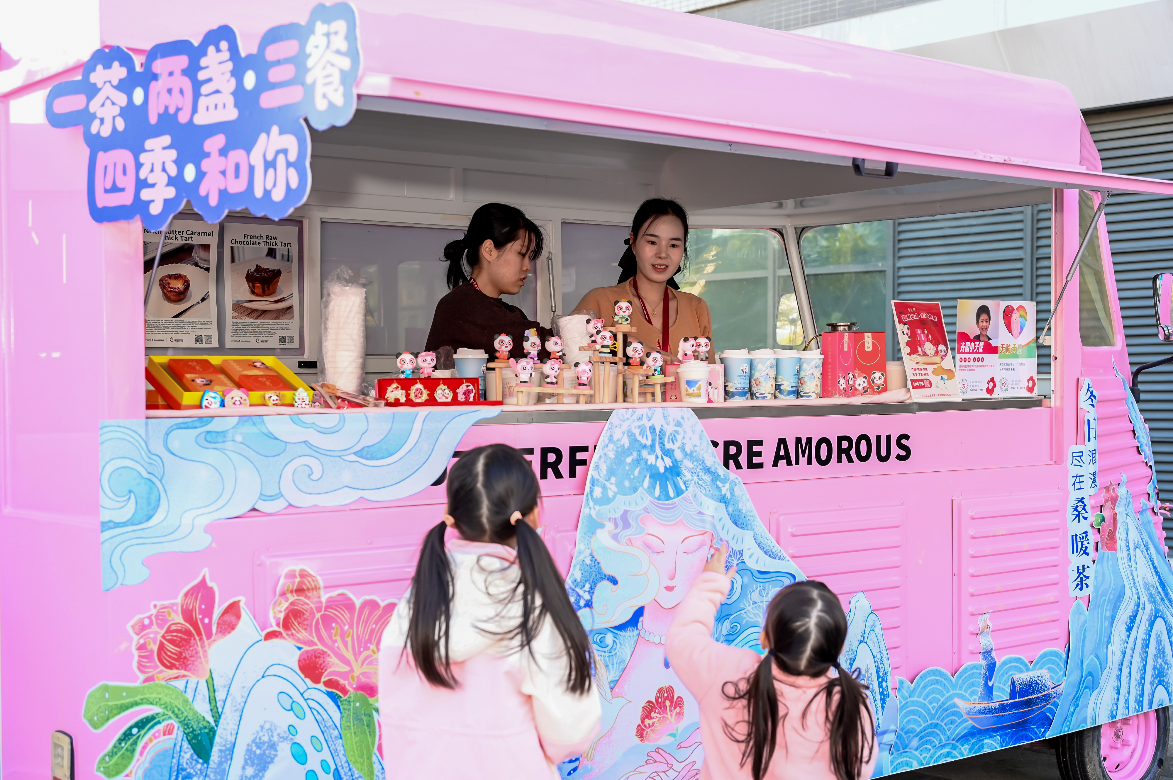 6 岁月留心文创小车吸引小群纷纷驻足.jpg